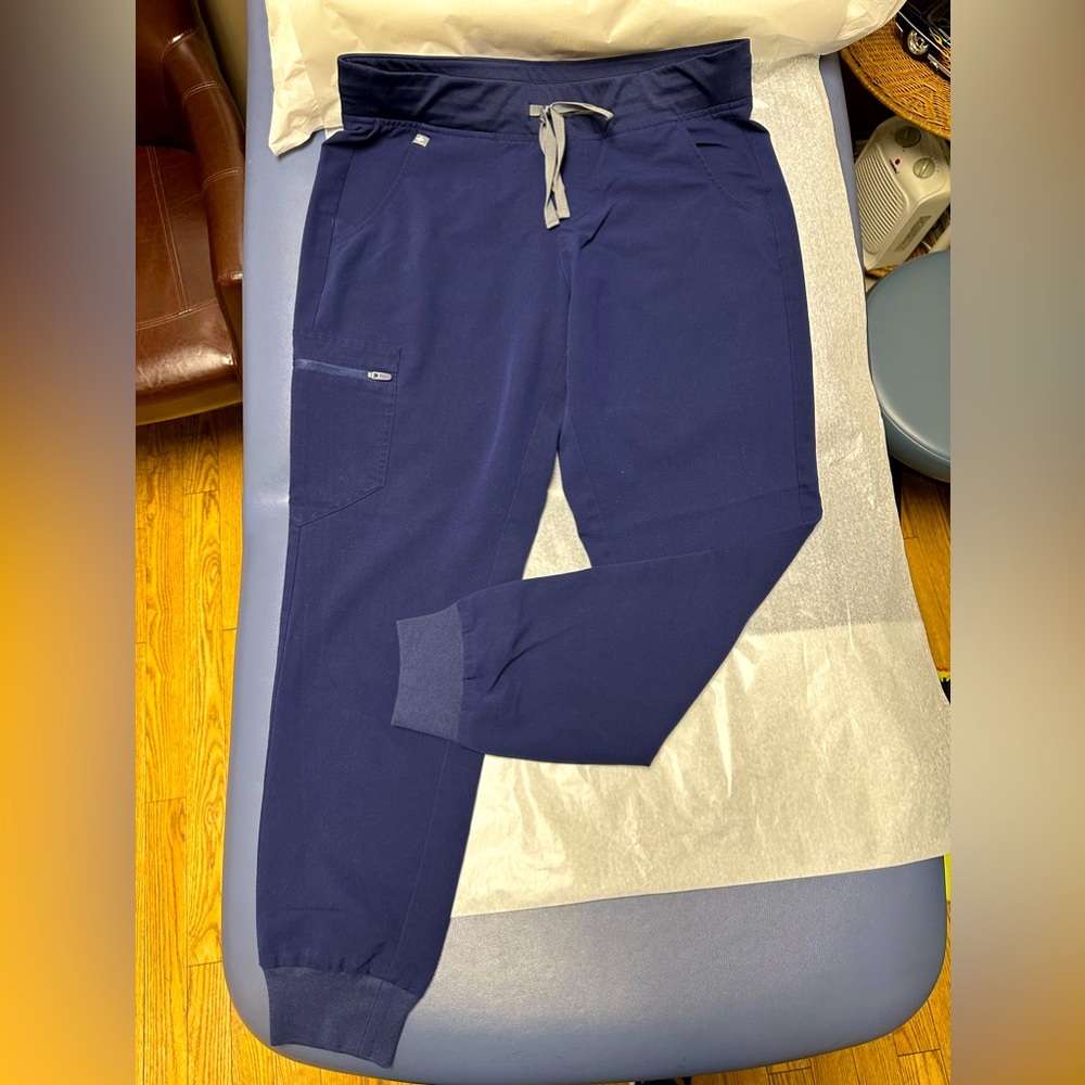 Figs women’s Zamora joggers. Medium regular. Navy blue